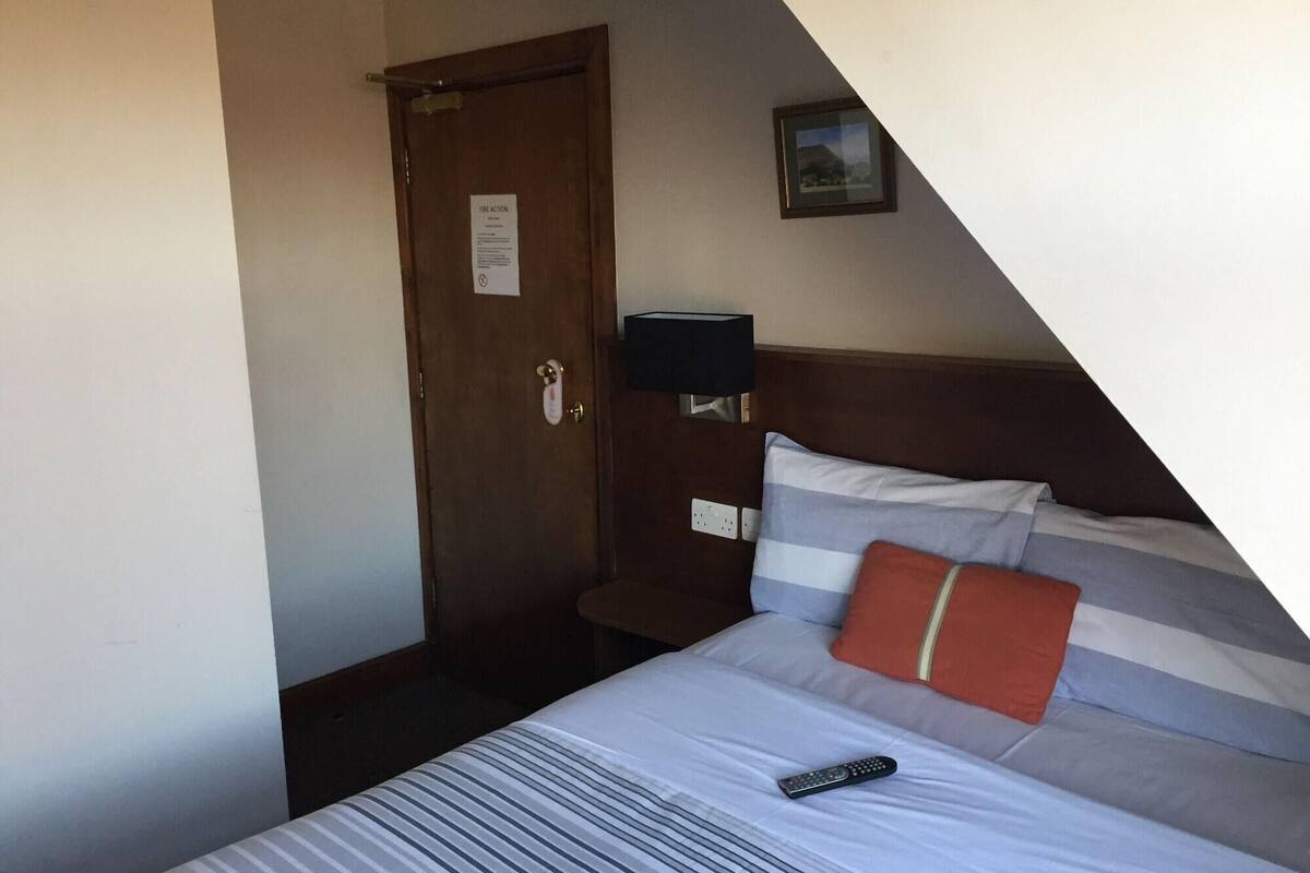 WiFi (free), bed sheets