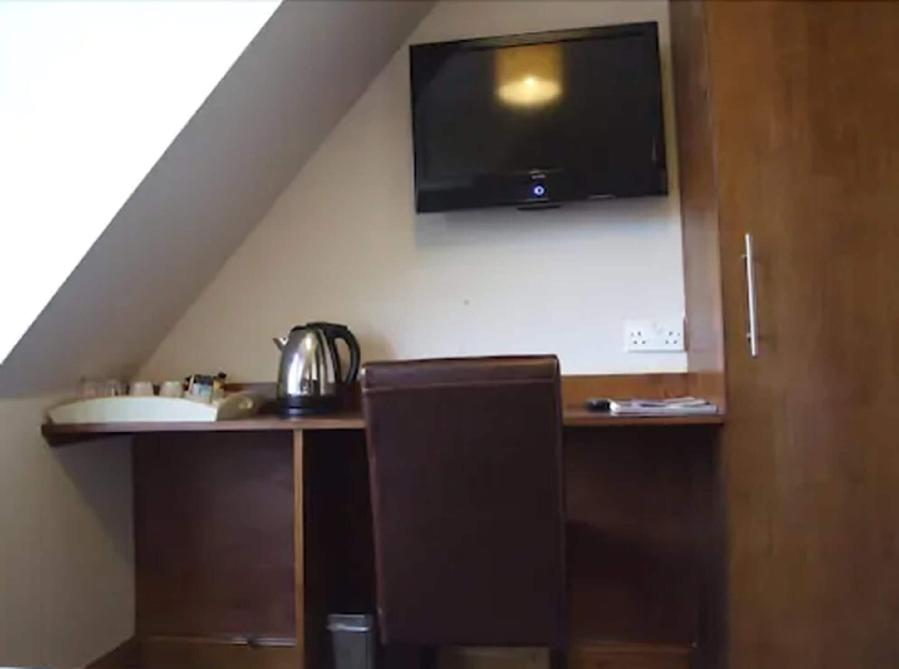 Double room with external bathroom  | Desk, free WiFi, bed sheets