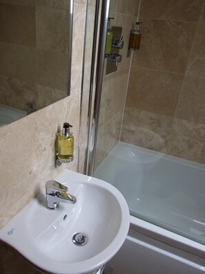 Shower, hair dryer, towels - Cambridge House (Edinburgh)