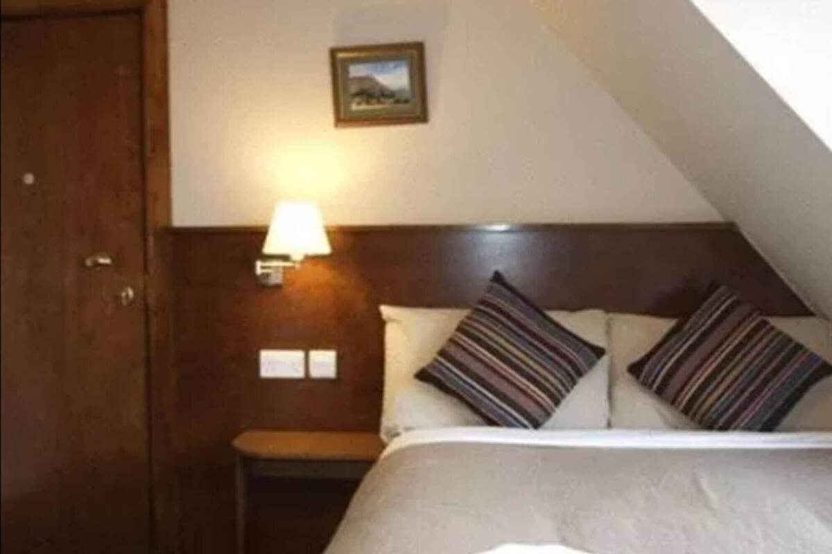 WiFi (free), bed sheets