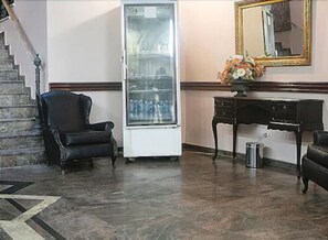 Coin salon dans le hall