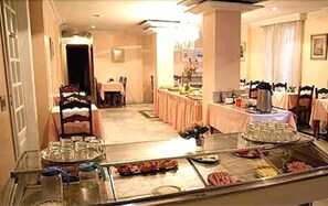 Free daily buffet breakfast - Reinales Plaza Hotel (Sao Paulo)