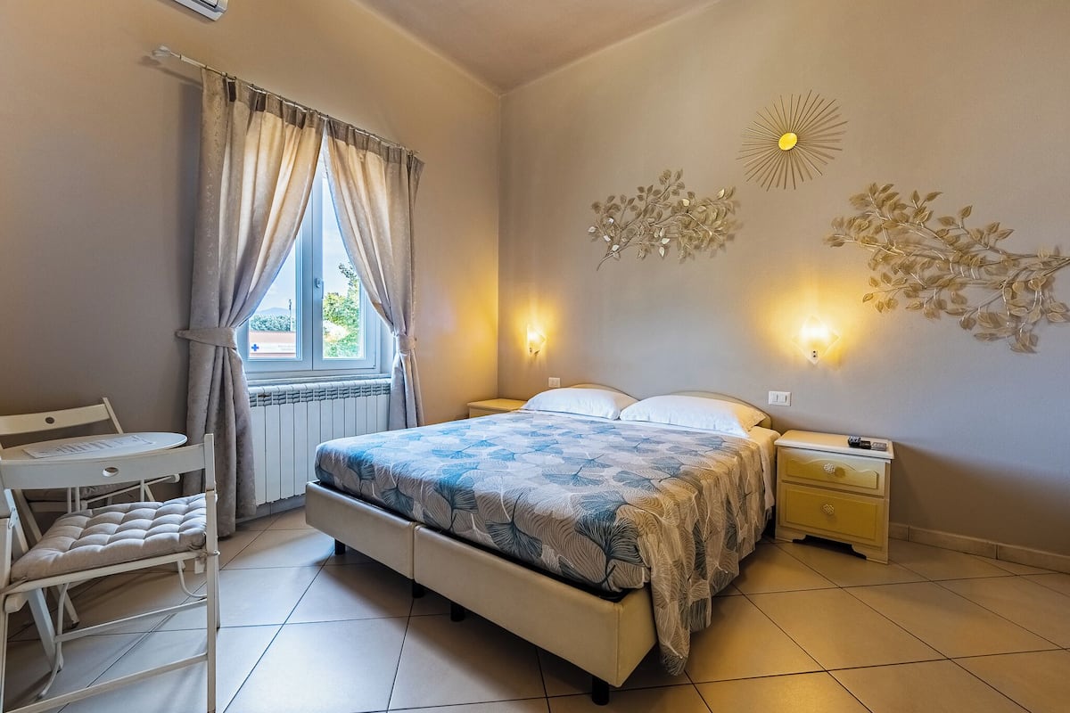 Ropa de cama de alta calidad y minibar con artículos gratuitos