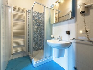 Double Room | Bathroom | Shower, free toiletries, hair dryer, bidet - B&B Alma (Lucca)