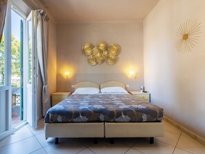 Doppelzimmer | Hochwertige Bettwaren, kostenlose Minibar, Zimmersafe, Schreibtisch