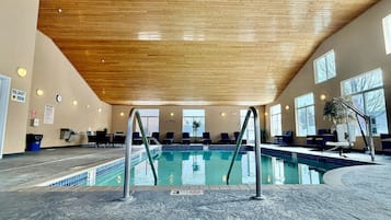 Una piscina cubierta