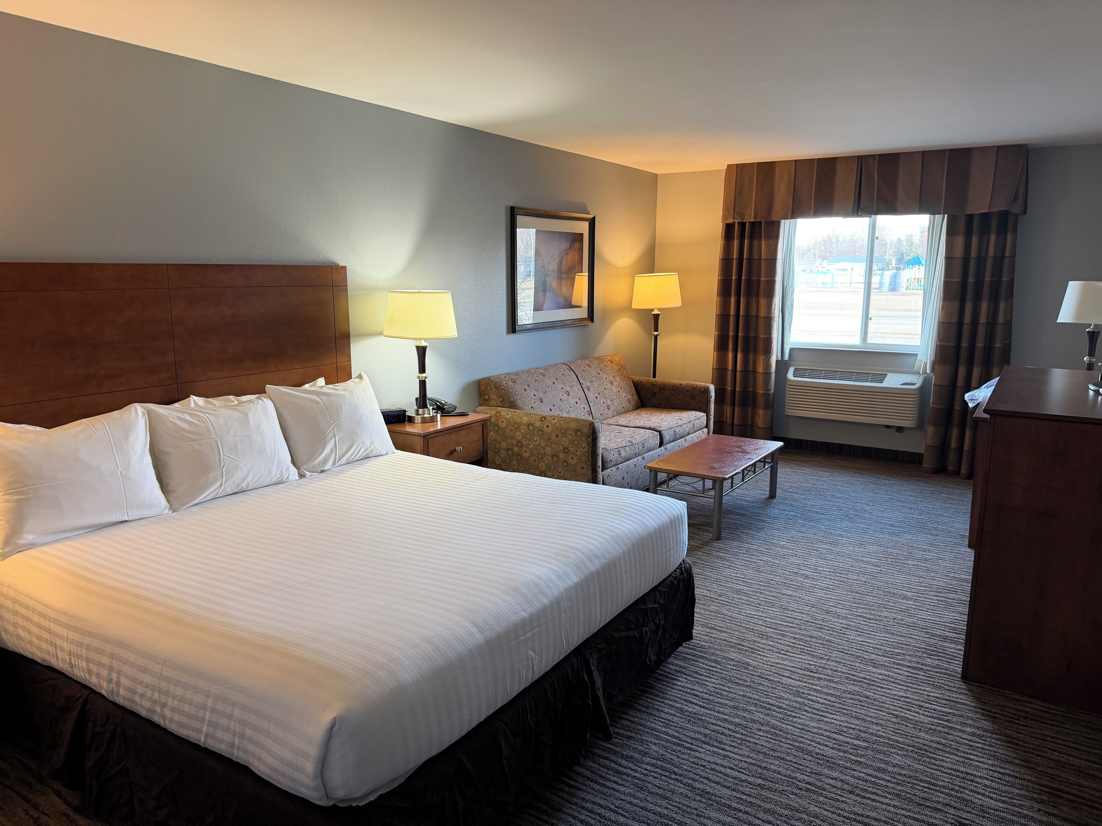 Deluxe-Zimmer, 1 King-Bett und Schlafsofa | Zimmersafe, individuell dekoriert, individuell eingerichtet