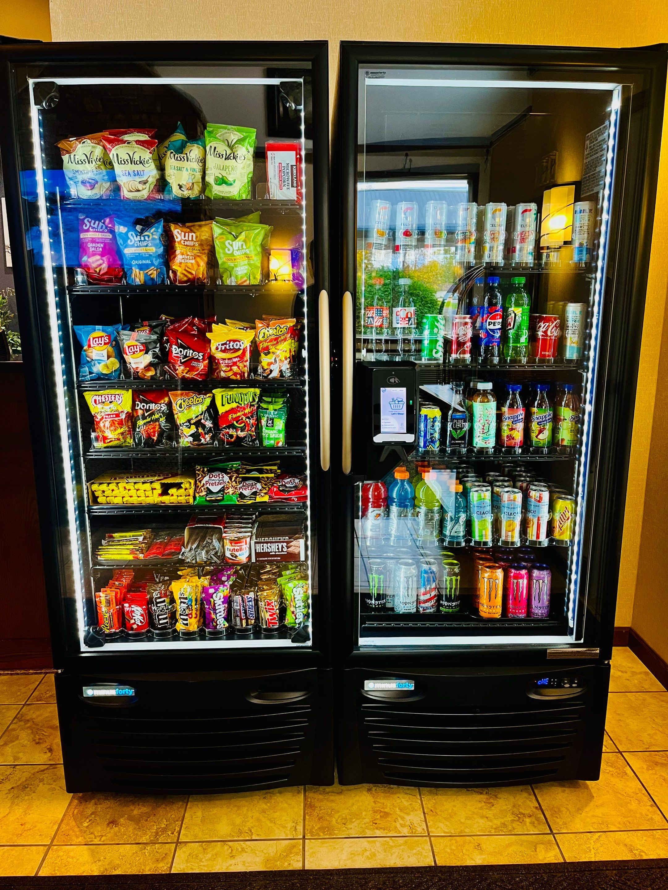 Un distributeur automatique de collations et de boissons.
