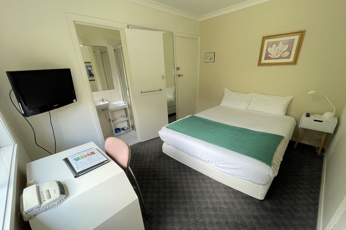 Economy-Doppelzimmer | 2 Schlafzimmer, Bügeleisen/Bügelbrett, Bettwäsche