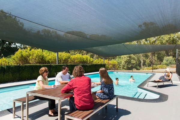 Una piscina al aire libre