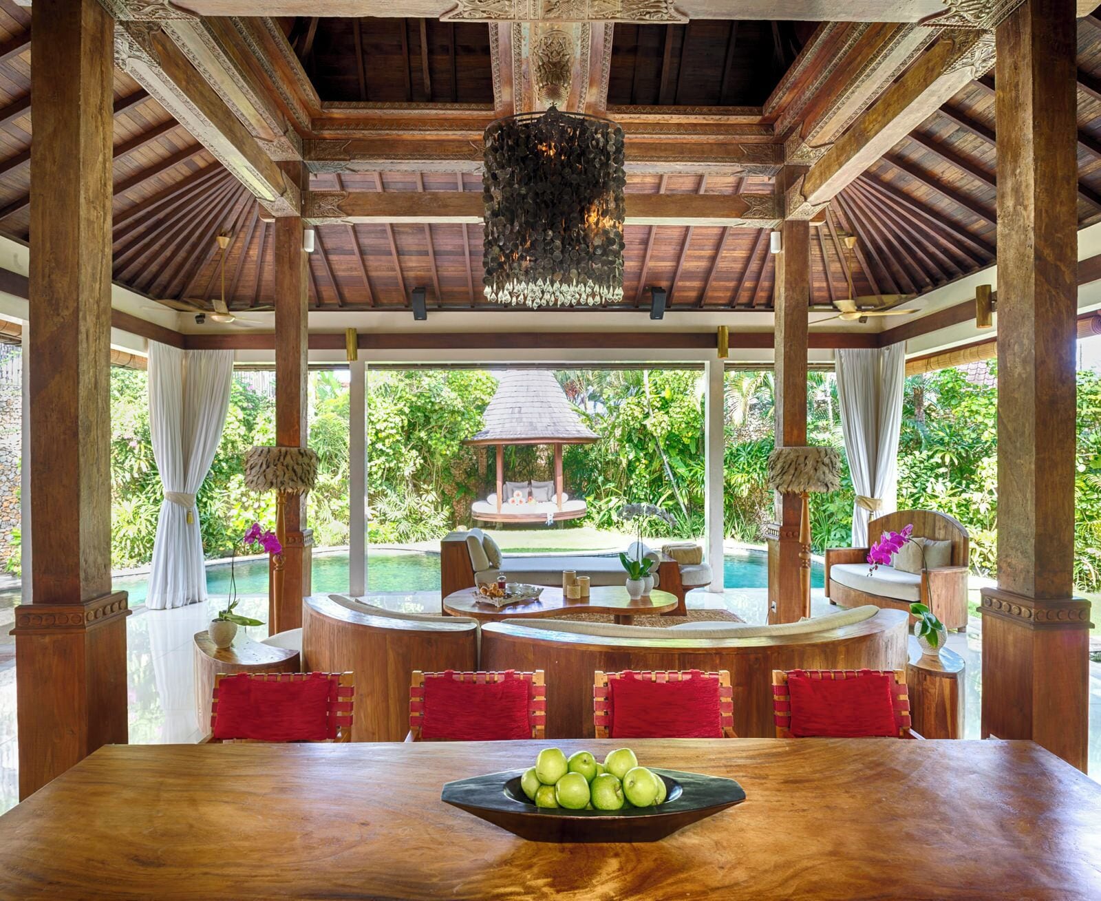 Royal Villa, 2 Bedrooms, Private Pool (Villa 999) | Bar mini, peti besi dalam bilik, meja, ruang kerja komputer riba 