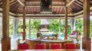 Royal Villa, 2 Bedrooms, Private Pool (Villa 999) | Bar mini, peti besi dalam bilik, meja, ruang kerja komputer riba