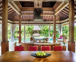Royal Villa, 2 Bedrooms, Private Pool (Villa 999) | Minibar, una cassaforte in camera, una scrivania, postazione laptop