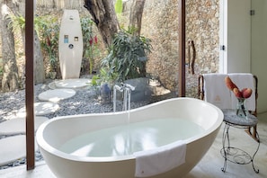 Deep-soaking bathtub - Villa Kubu, Seminyak (Seminyak)