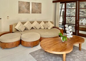 Deluxe Villa, 2 Bedrooms, Private Pool (Villa 0) | リビング エリア | 液晶テレビ