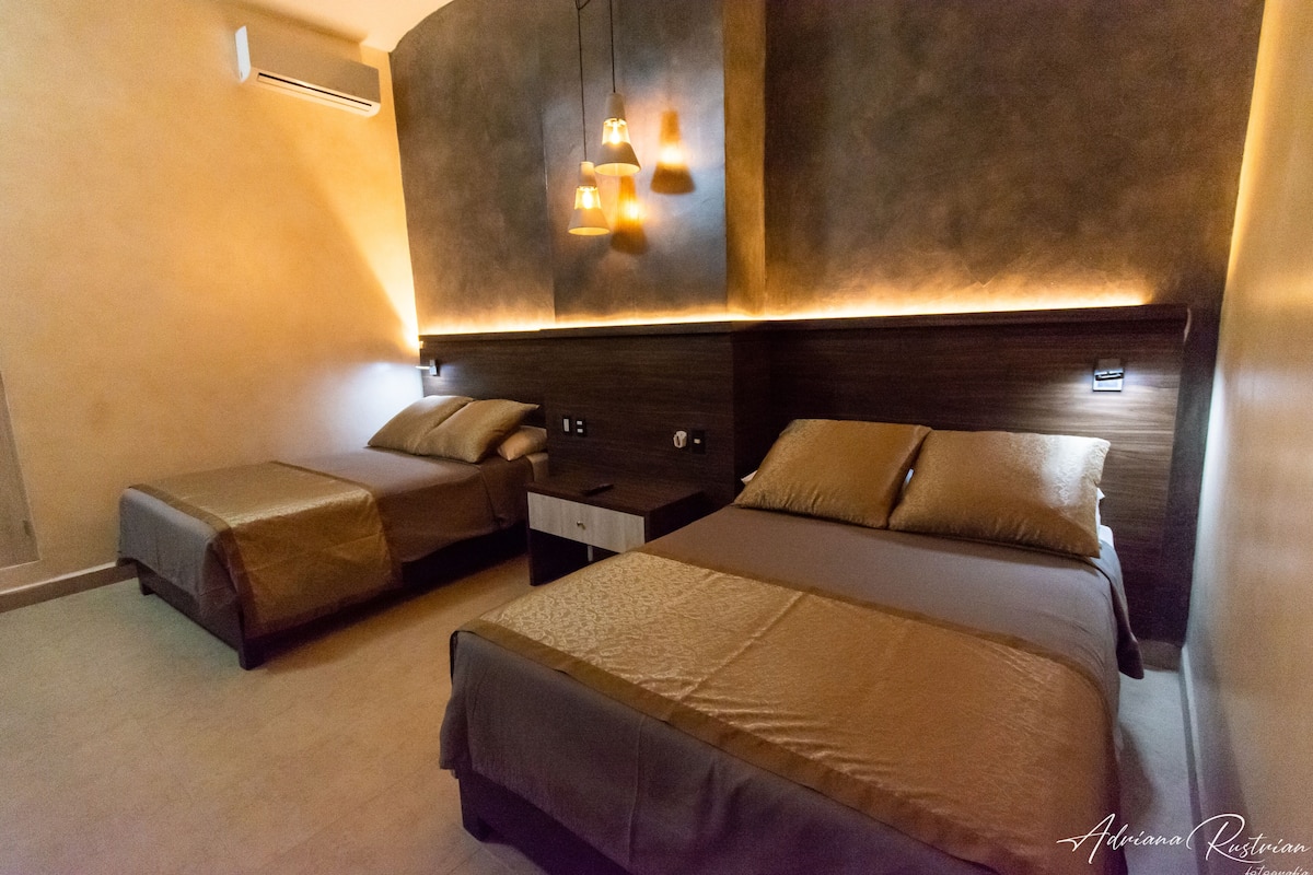 Quarto casal | Roupas de cama premium, cofres nos quartos, escrivaninha