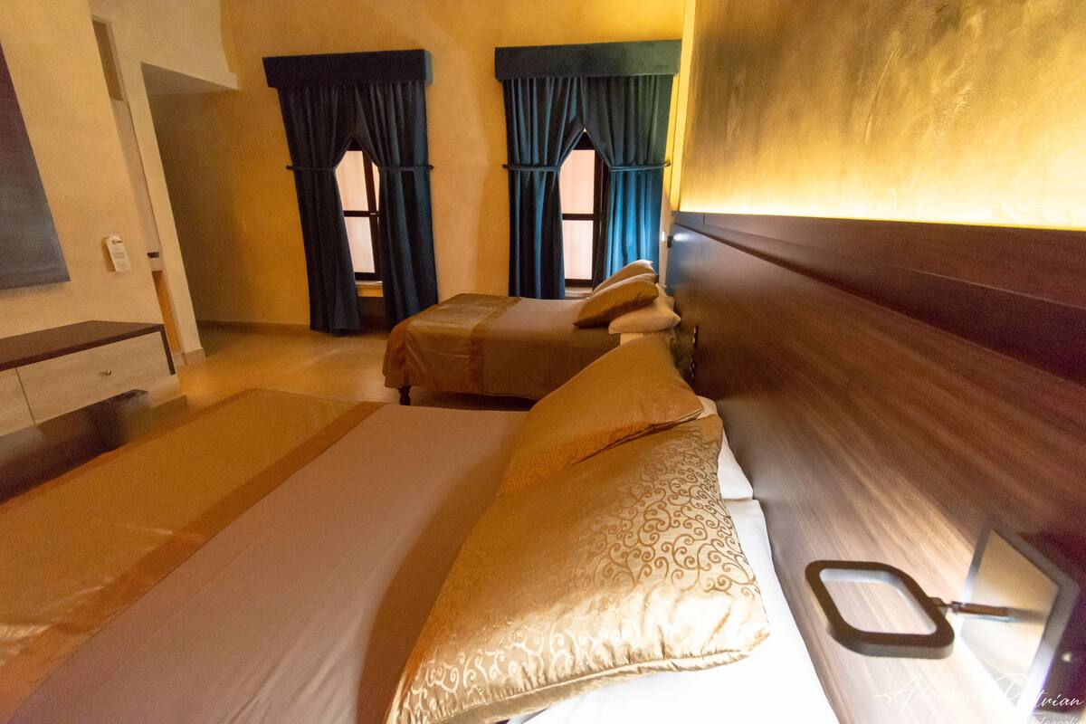 Quarto casal luxo, sacada | Roupas de cama premium, cofres nos quartos, escrivaninha