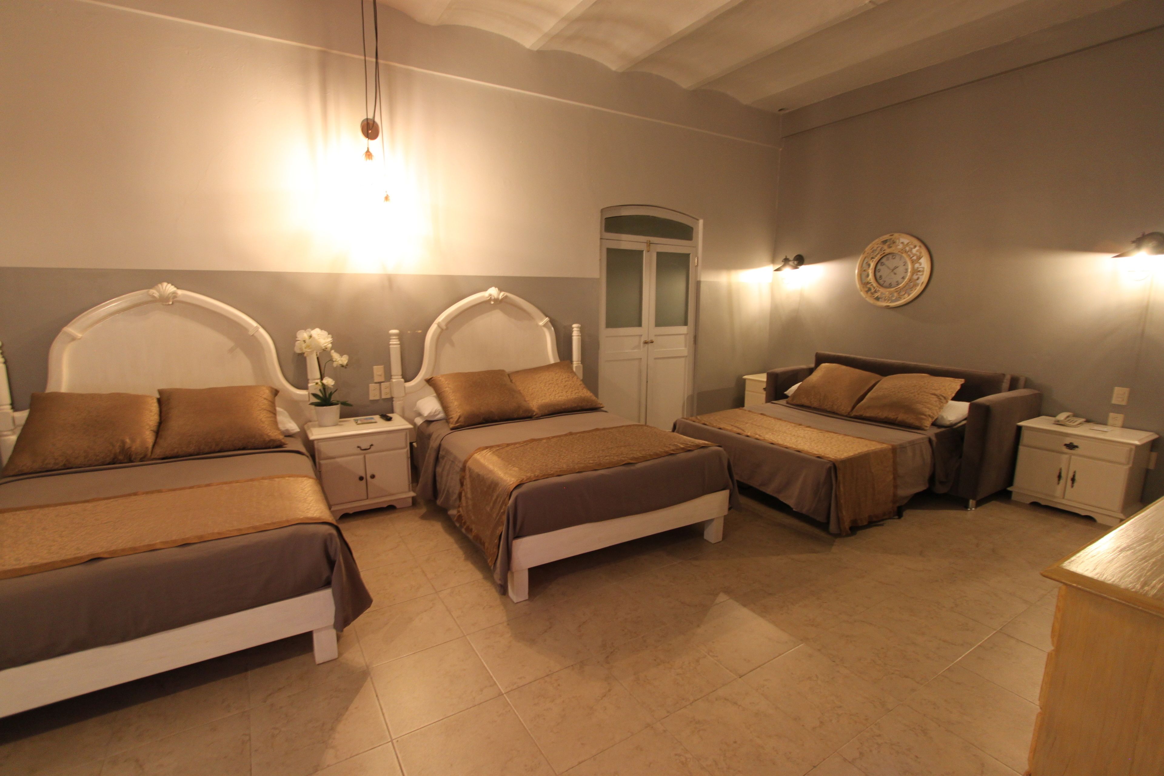 Tremannsrom – standard | Sengetøy av topp kvalitet, safe på rommet og skrivebord