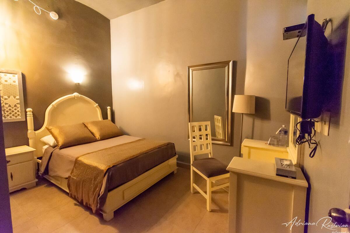 Roupas de cama premium, cofres nos quartos, escrivaninha
