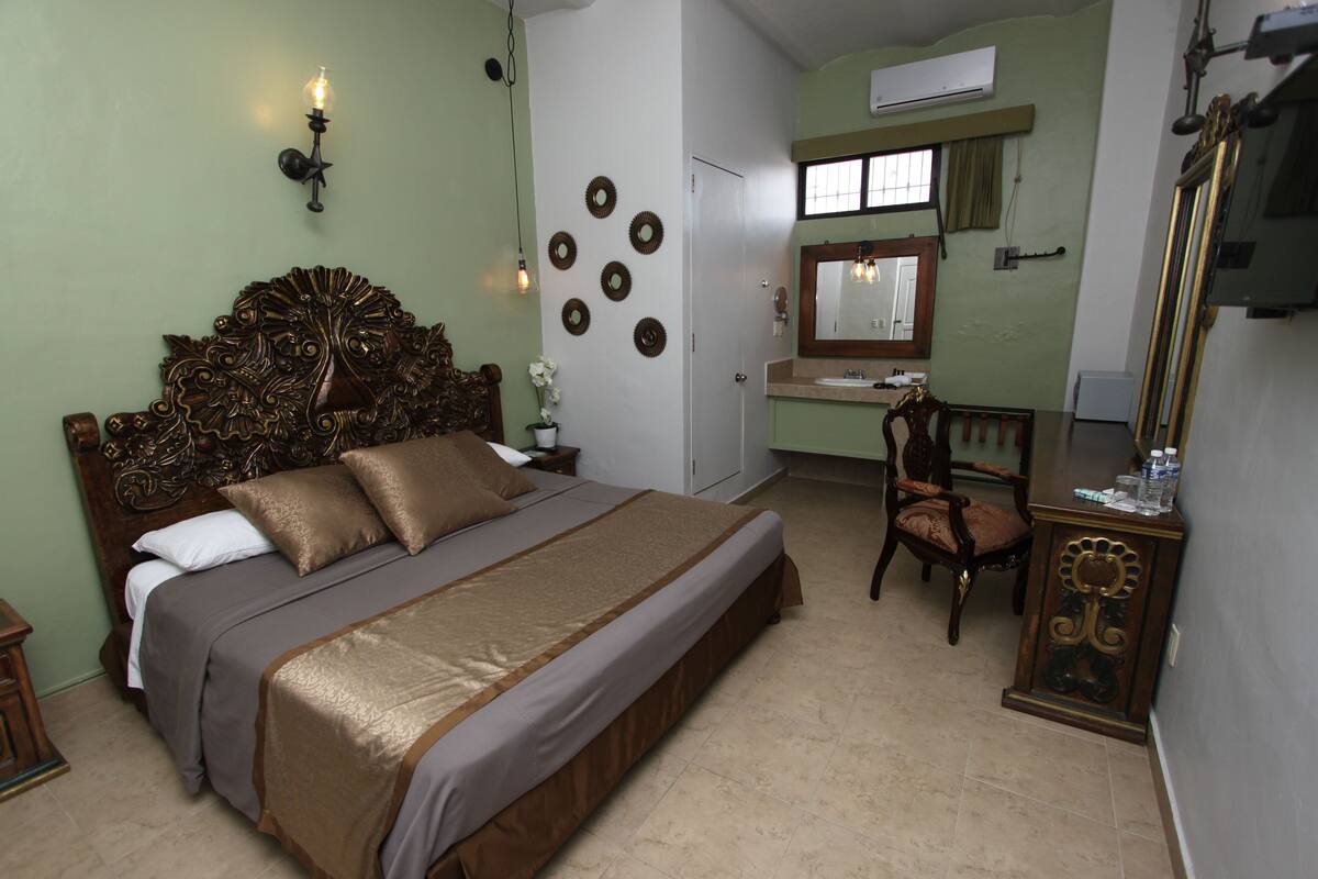 Quarto conforto, 1 cama King | Roupas de cama premium, cofres nos quartos, escrivaninha
