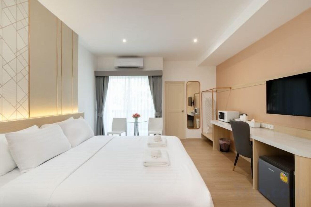 WiFi (free), bed sheets