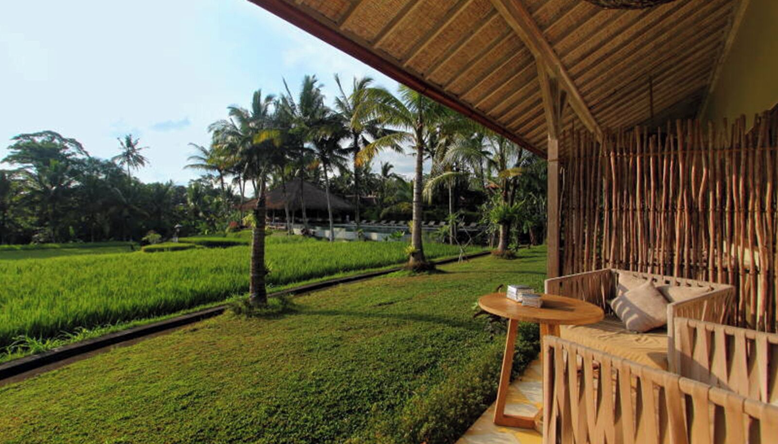 ميني بار وخزنة داخل الغرفة ومكتب وستائر تعتيم