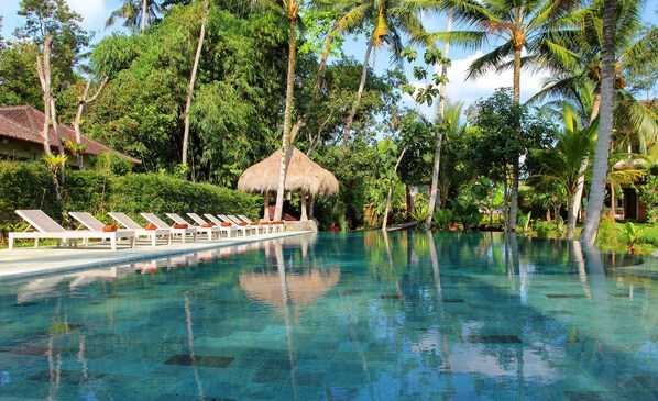 Outdoor pool, open 8:00 AM to 6:00 PM, pool umbrellas, sun loungers - MATHIS Retreat Ubud (Ubud)
