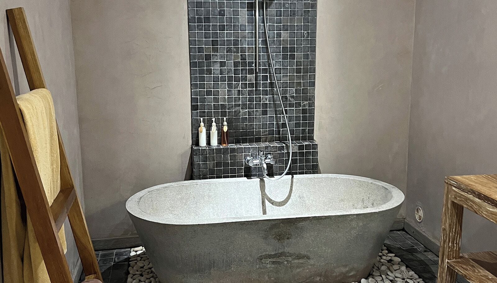 deluxe room with rice field view | bathroom | combined shower/bathtub, free toiletries, hair dryer, bathrobes