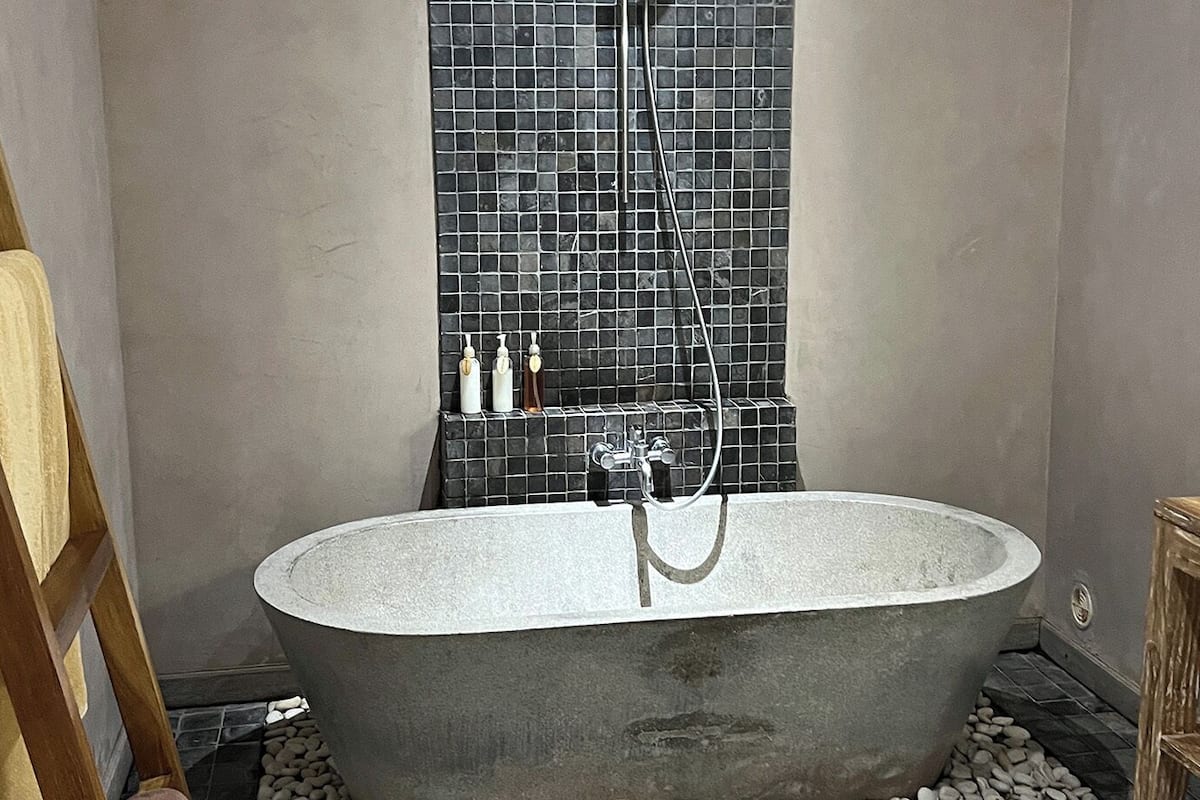 deluxe room with rice field view | bathroom | combined shower/bathtub, free toiletries, hair dryer, bathrobes