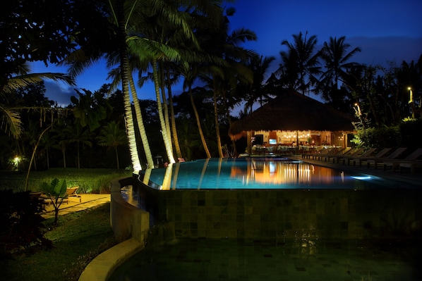 Piscina externa, funciona das 8h às 18h, guarda-sóis, espreguiçadeiras