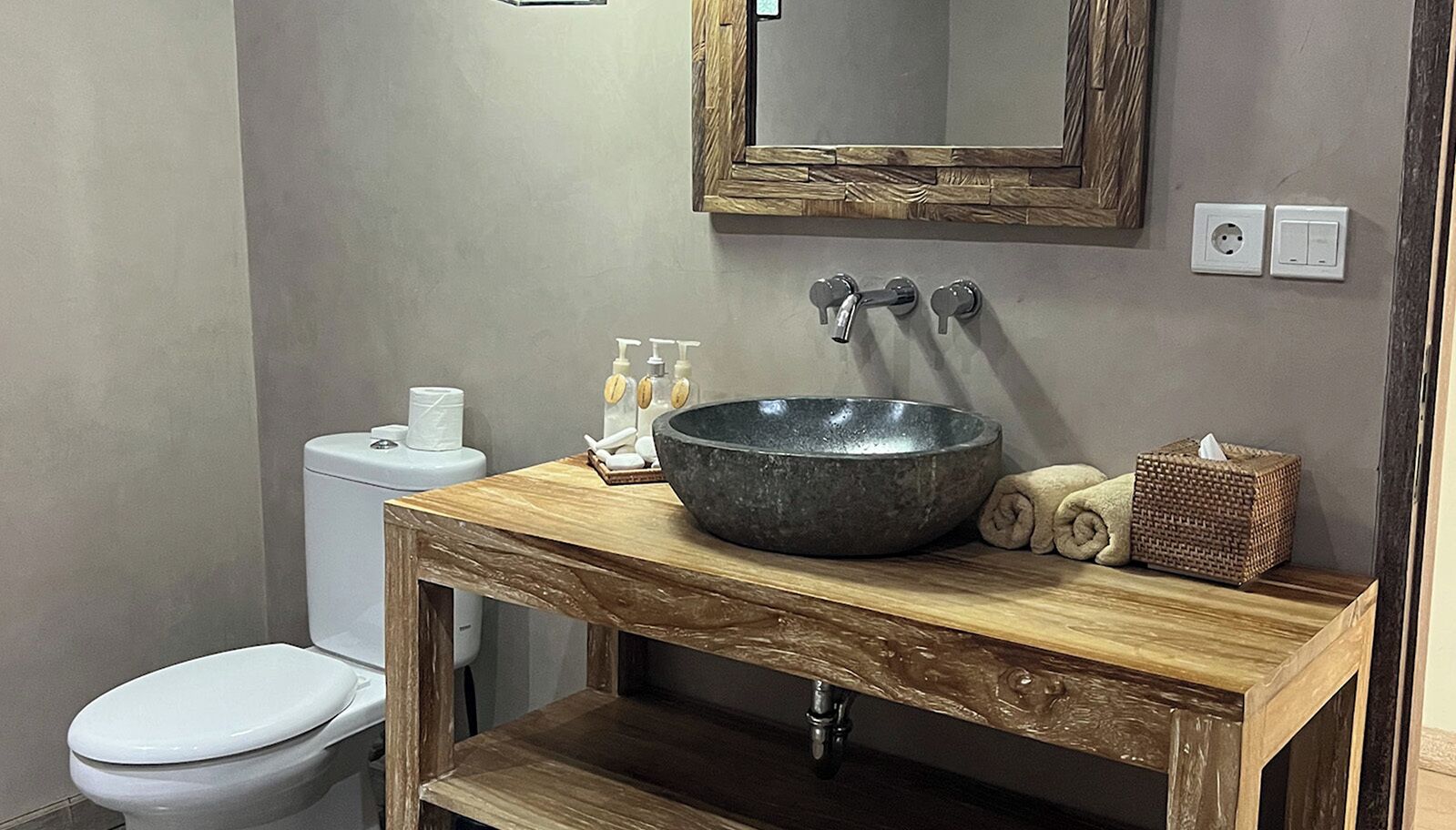 deluxe room with rice field view | bathroom | combined shower/bathtub, free toiletries, hair dryer, bathrobes