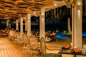 Poolside bar - Salinda Resort Phu Quoc Island (Phu Quoc)