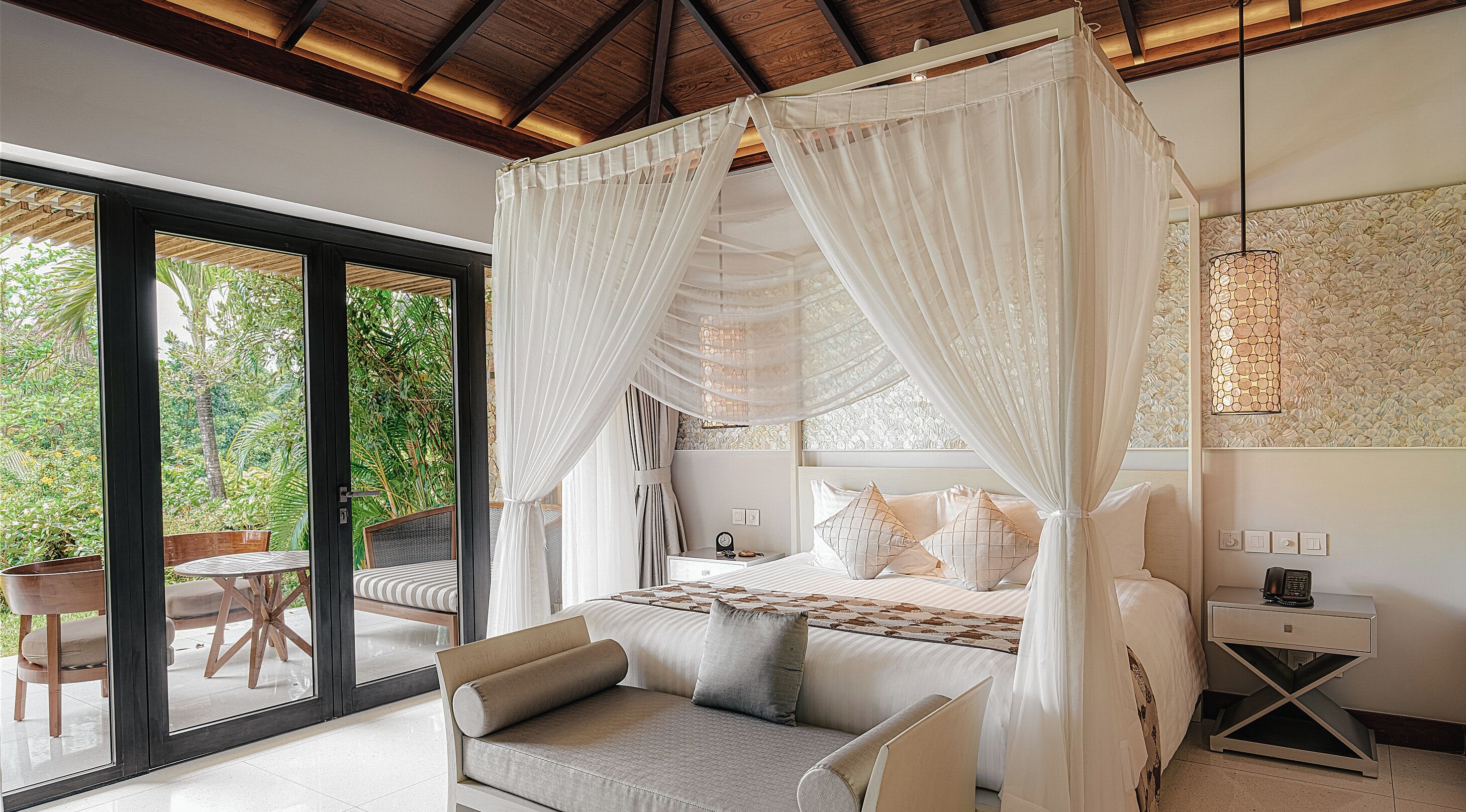 Pearl Suite Villa | Senge med topmadrasser, minibar, pengeskab på værelset, skrivebord