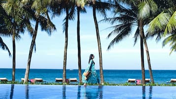 Outdoor pool, pool umbrellas, sun loungers