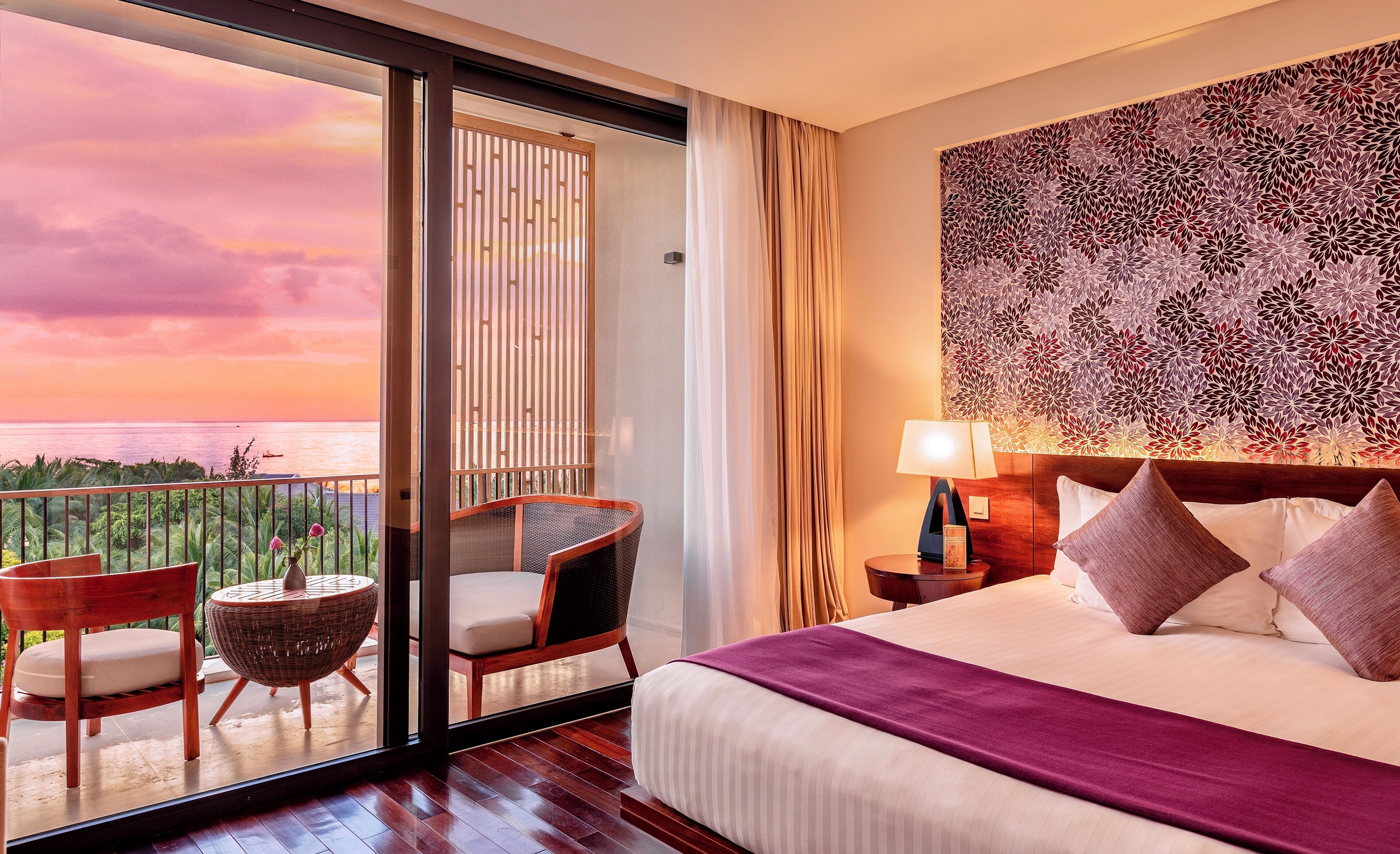 Suite, Sea View | Pillow-top beds, minibar, in-room safe, desk