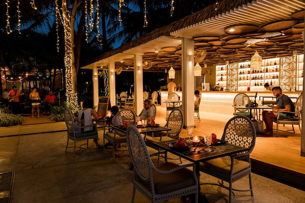 Poolside bar