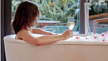 Villa (Garden) | Baño | Ducha, artículos de higiene personal de diseño y secador de pelo