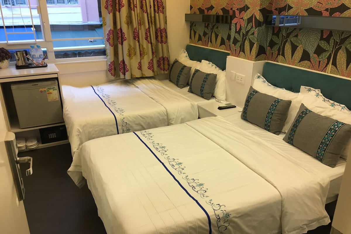 Vierbettzimmer | Zimmersafe, Bügeleisen/Bügelbrett, kostenloses WLAN