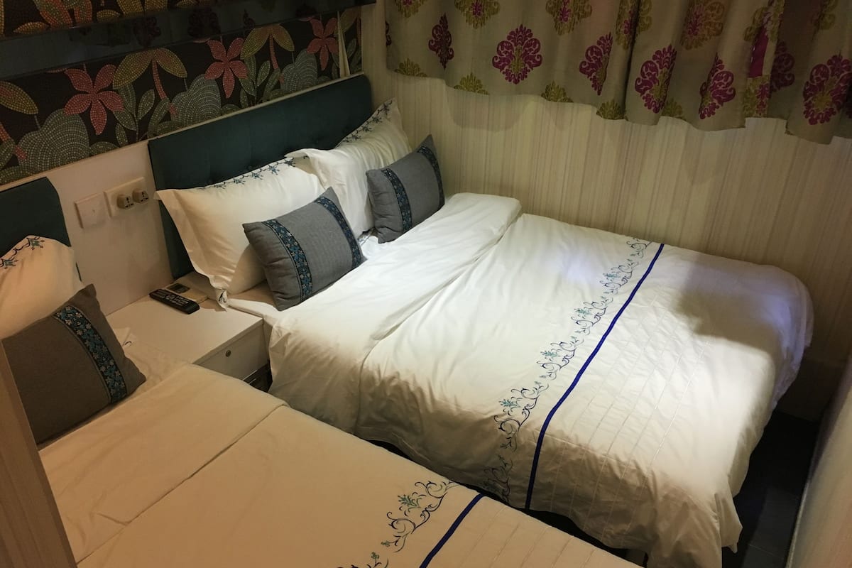 Standard-Dreibettzimmer | Zimmersafe, Bügeleisen/Bügelbrett, kostenloses WLAN