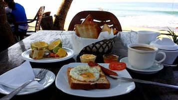 朝食、ランチ、ディナーに営業