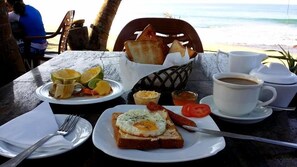 Petit déjeuner, déjeuner et dîner servis sur place