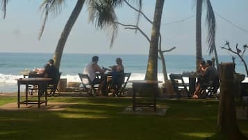 Se sirven desayunos, comidas y cocina italiana con vista a la playa