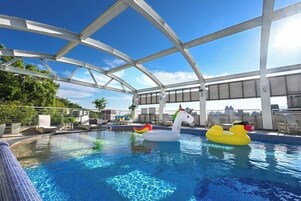 Una piscina al aire libre de temporada (de 07:00 a 22:00), sombrillas