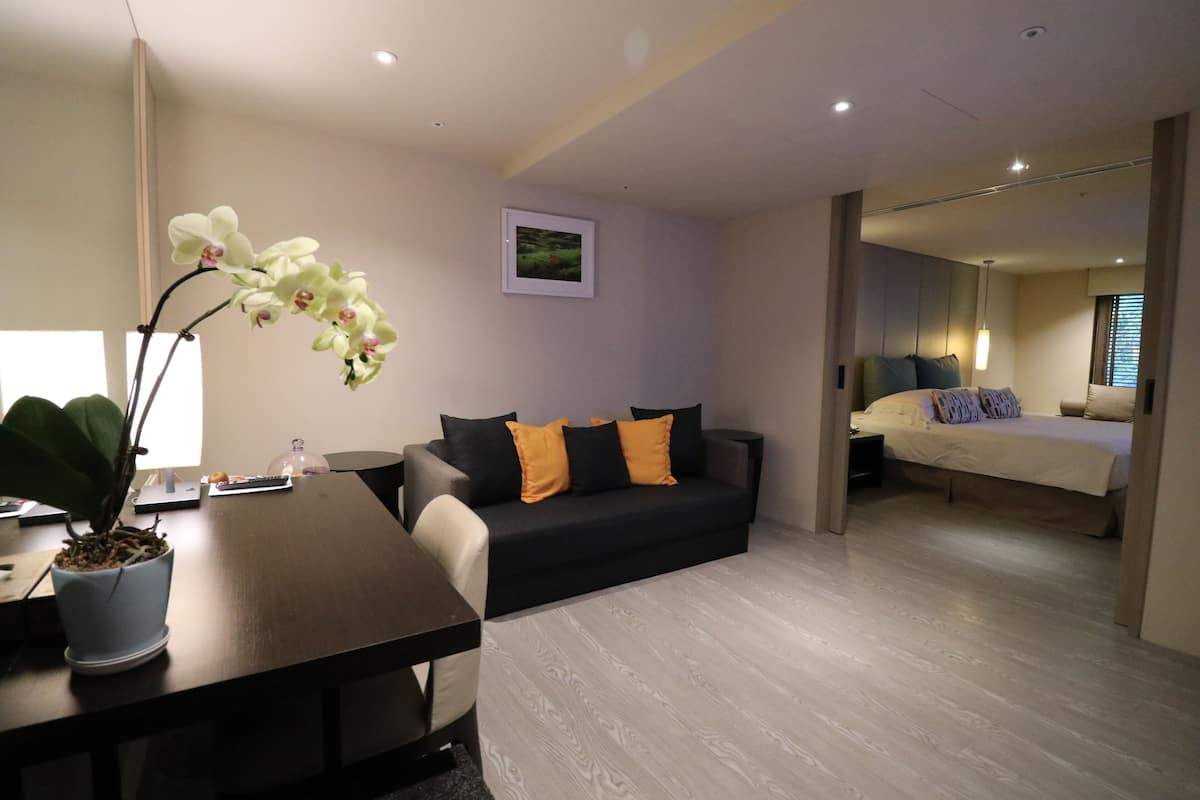 1 bedroom, premium bedding, free minibar, in-room safe