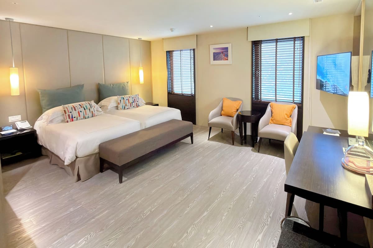 Fenglin Room (Twin bed) | Premium bedding, free minibar, in-room safe, desk