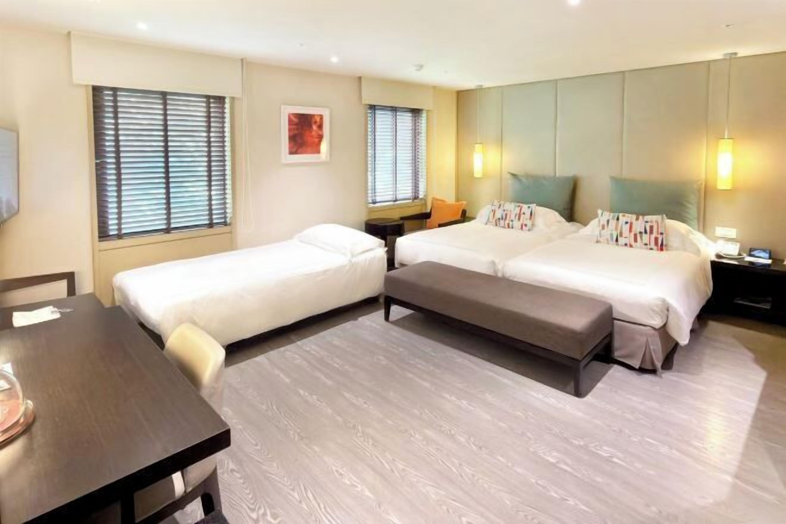 Seprai premium, minibar gratis, brankas, dan meja kerja
