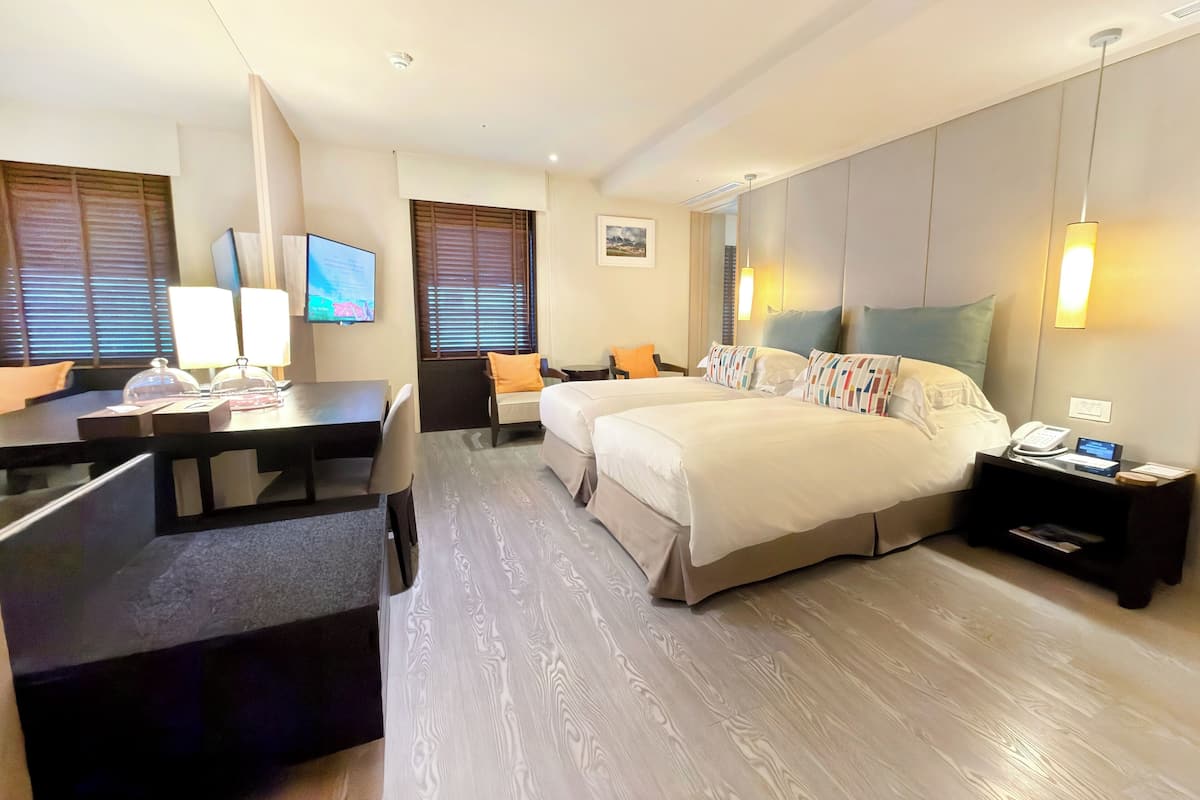 Qiyan Room (Twin Bed) | Premium bedding, free minibar, in-room safe, desk