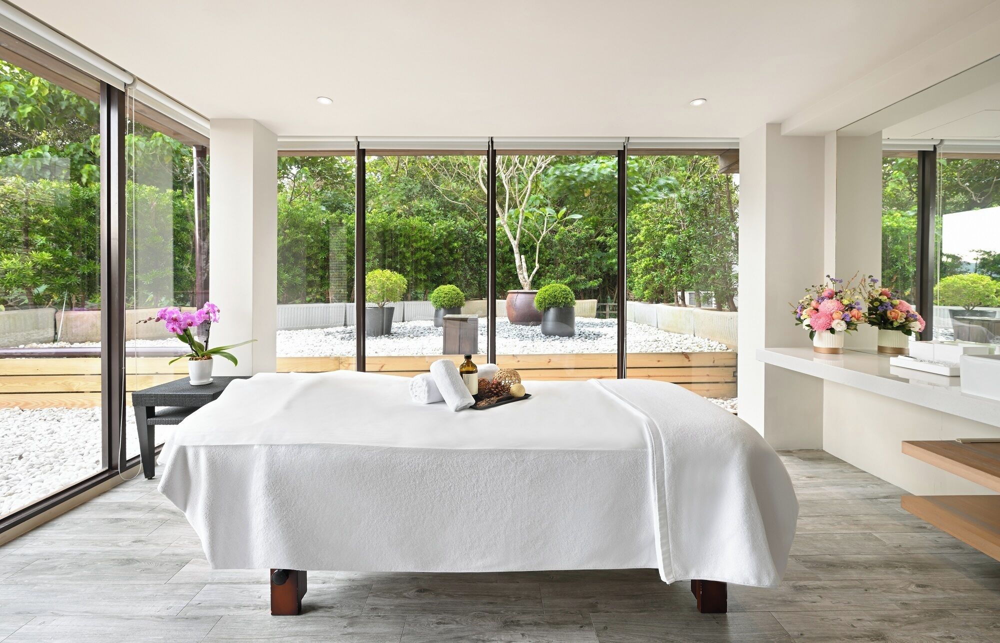 Couples treatment rooms, body treatments, aromatherapy, body wraps