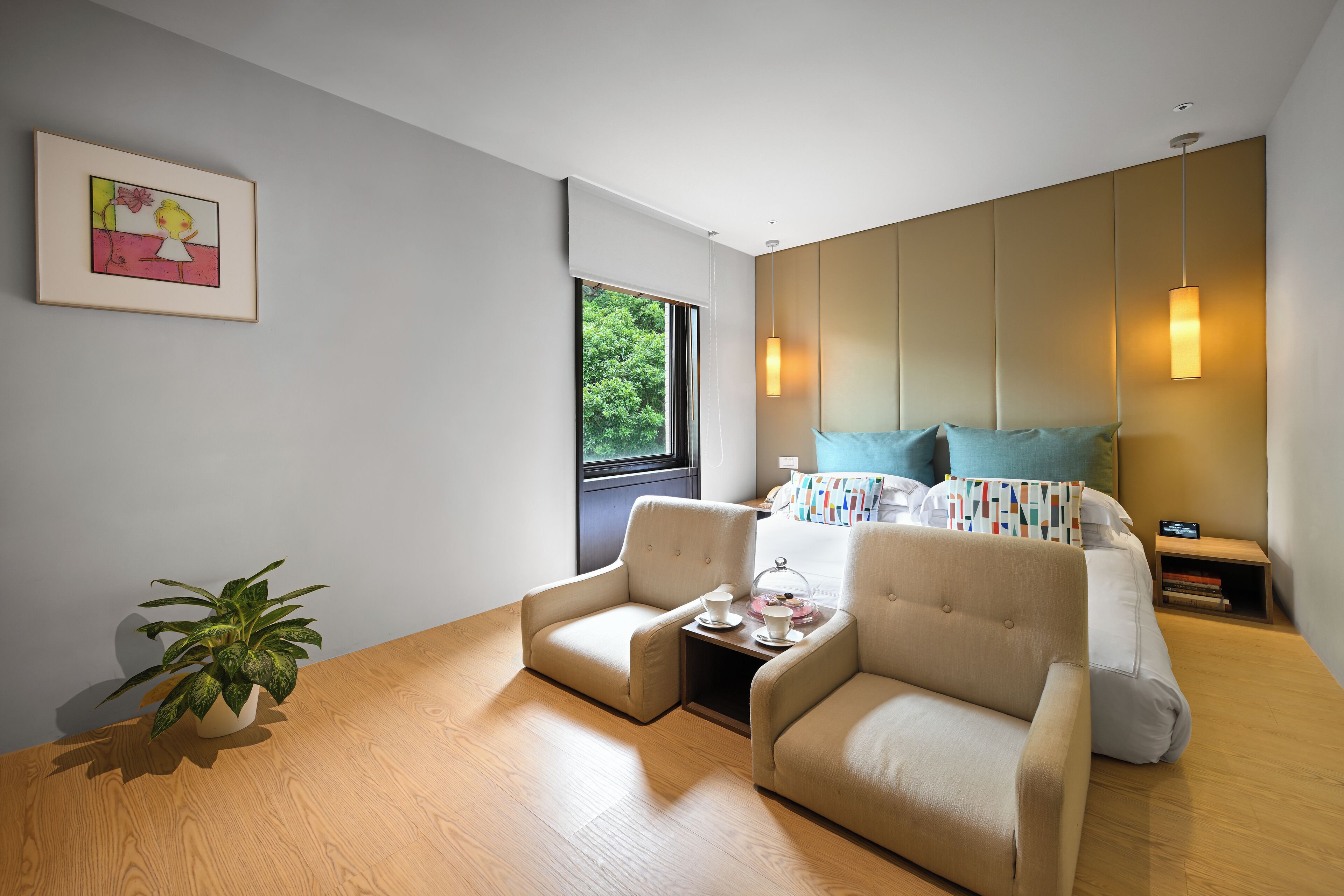 Habitación superior | Ropa de cama de alta calidad y artículos del minibar gratis 