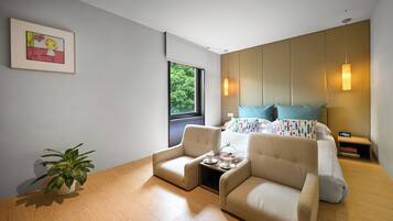 Habitación superior | Ropa de cama de alta calidad y artículos del minibar gratis